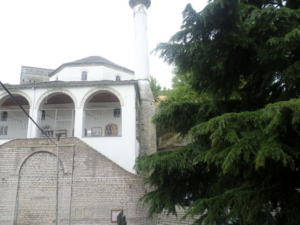 Tina'S Apartment Gjirokastër Exteriör bild