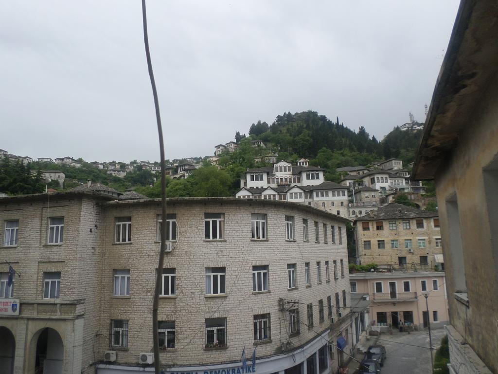 Tina'S Apartment Gjirokastër Exteriör bild