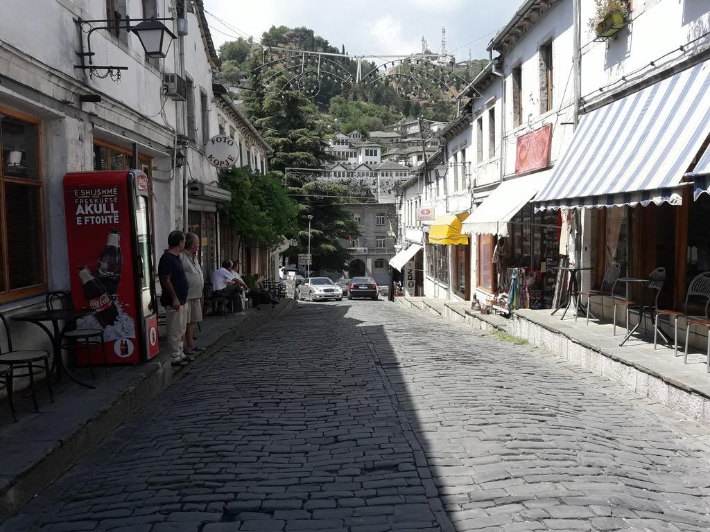 Tina'S Apartment Gjirokastër Exteriör bild